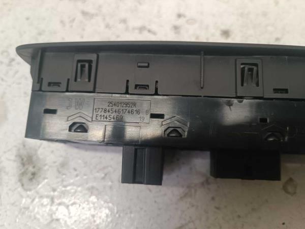 BOUTON LEVE VITRE RENAULT - Vue 3